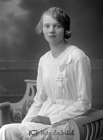 Siri Andersson Ryda Björkfors
raja
Konfirmationsfoto

raja
Siri Maria Andersson född 1918, dotter till Elliot Andersson och hans hustru Anna född Karlsson 1886 i Oppeby.
Syskon: Arne, Britta och Sven.
Hon var gift 1945 med Olof Gustafsson Häradslyckan Skärkind.
Källa: Folkräkning 1950 
Källa: Gerd Pettersson

Nyckelord: Andersson Björkfors