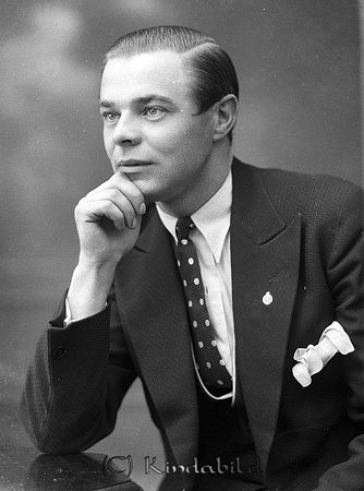 Nils Andersson Stjärneboskolan Kisa
raja
Man klädd i vit skjorta slips och kavaj

raja
Föräldrarna var vaktmästare vid Stjärneboskolan. Han hade syskonen Gösta och Ella. Ella var mor till Lillemor (Dahlqvist)
Gösta kallades allmänt för Gick-Jack
 Källa: Studiegruppen hembygdsgården 
Nyckelord: Andersson Kisa