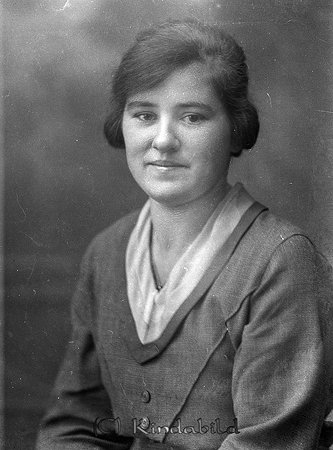 Salomi Johnsson Frössvik Oppeby
raja
Kvinna klädd i mörk klänning med ljus krage

raja
Salome Jonsson född 1908 i Oppeby, dotter till Per August Jonsson och
Kristina Matilda Elisabet Svensson född 1877 i Oppeby
Syskon Gunborg Maria född 1905 
Anna Sigrid född 1907
Rikard född 1910
Ernfrid född 1915
Salome gift Bäckmark bodde kvar i Frössvik.
Källa: Kyrkoarkiv Oppeby och Folkräkning 1970 
Källa: Gerd Pettersson

Nyckelord: Johnsson Oppeby