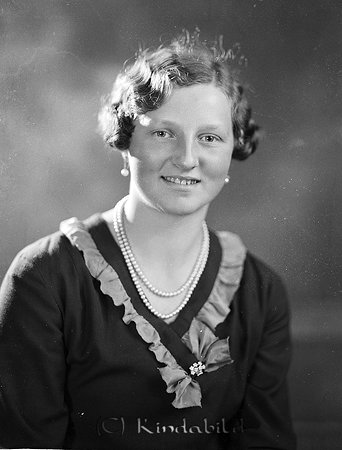 Carin Nysten Sundsnäs
raja
Kvinna klädd i mörk klänning med ljus krage och ett pärlhalsband

raja
Karin född 1914, dotter till Mauritz Nystekta och Elsa född Birgersson 
Källa: Gerd Pettersson
Nyckelord: Nysten Sundsnäs