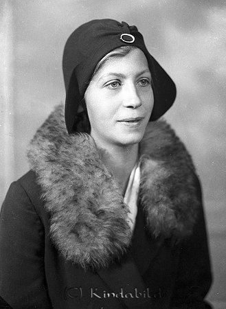 Ingrid Oskarsson Axhult Kisa
raja
Kvinna klädd i hatt och kappa med pälskrage

raja
Ingrid Gertrud Karolina Oskarsson född 1915 i Kisa, dotter August och Maria Oskarsson Gatstugan Axhult.
Syskon till Ingrid:
Karl August född 1898 i Södra Vi
Märta Valborg född 1903 i Södra Vi
Elsa född 1905 i Södra Vi
Anders Johan född 1906 i Södra Vi
Ester Margareta född 1908 i Södra Vi
Lisa Albertina född 1909 i Södra Vi
Lydia Gunhild född 1911 i Södra Vi
Nils Erland Valdemar född 1914 i Kisa
Rut Ragnhild född 1917 i Kisa
Källa: Kyrkoarkiv Västra Eneby
Källa: Gerd Pettersson

Nyckelord: Oskarsson Kisa