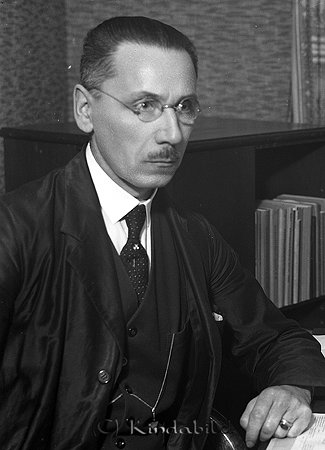Hultéus Postmästare Kisa
raja
Man som sitter vid sitt skrivbord

raja
Karl Adolf Viktor Hultéus var postmästare i Kisa 1931-1935.
Han var född i Endre socken på Gotland 1884. Han blev postmästare i Eksjö 1929. 1935 befordrades han till kontrollör i Linköping.
Källa: En bok om Kisa socken del 4. 
Källa: Gerd Pettersson

Nyckelord: Hultéus Kisa