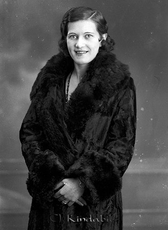 Märta Ruckman Kisa
raja
Kvinna klädd i pälskappa

raja
Märta Ruckman (1914-1983), dotter till konditor Wilhelm Ruckman.
Märta Ruckman gifte sig med Carl Gunnar Samuelsson (1909-1977). Carl Gunnar arbetade på Martin Gustavssons Järnhandel i Hemgården. De fick en dotter. Familjen flyttade till Vimmerby 1959.
Källa: Bitte Nilsson 
Nyckelord: Ruckman Kisa