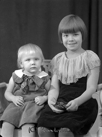 Bengt Kronström Kisa
raja
Två flickor klädda i klänningar

raja
Till vänster Kerstin Kronström (född 1930) och till höger Inga Kronström (född 1923)
Kerstin dotter till Bengt Kronström och Inga dotter till Gustav Kronström.
Bengt och Gustav bröder
Kerstin heter idag Falk och Inga heter Larsson
Källa: Pär Kronström
Nyckelord: Kronström Kisa