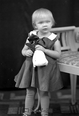 Bengt Kronström Kisa
raja
Liten flicka med en docka i famnen
Nyckelord: Kronström Kisa