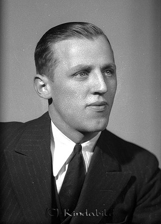 Herr Hagman Kisa
raja
Man klädd i vit skjorta slips och kavaj

raja
Lennart Hagman var elektriker hos firma Ragnar Lind och Erik Andersson.
 Hagman arbetade i styrelsen för Kisa Bollklubb och var dess materialförvaltare.
 Gift 1944 med Anna-Lisa Åberg Kisa. De flyttade till Mjölby.
 Källa: Studiegruppen hembygdsgården och Sv dödbok 
Nyckelord: Hagman Kisa