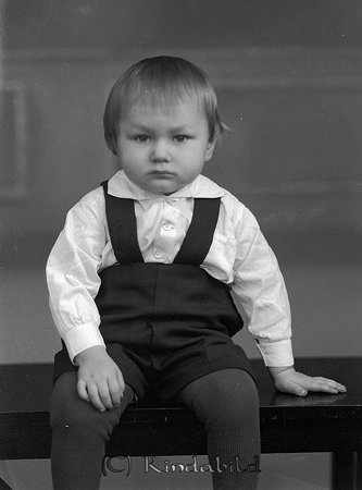 Torsten Hallberg Kisa
raja
Liten pojke klädd i kortbyxor med hängslen och vit skjorta

raja
Torsten Hallberg föd 1931 i Kisa. Han var son till Helge och Olga Hallberg Vårgårda Västra vägen 37 Kisa.
 Torsten var gift med Inger från Södra vi och hade två söner Weine och Jonny. Arbetade som tapetserare. Han dog 1985 i Vårgårda.
 Källa: Sv dödbok och studiegruppen hembygdsgården 
Nyckelord: Hallberg Kisa