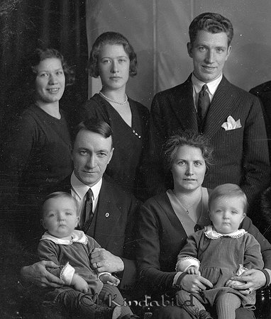 Familjen Svensson Kvarn Kisa
raja
Släktbild

raja
Elof Franzon med hustru Elsa född Svensson med tvillingarna Sture och n n. Andra raden fr vänster Rut Svensson, NN och Gunnar Svensson.
Familjen Svensson kom från Horn 1917.
 Det var Viktor Svensson och Hilma född Henriksson
 Barn: Elsa född 1897, Anna född 1899, Ester född 1900, Axel född 1902, Knut född 1905, Gunnar född 1907, Ernst född 1909, Olga född 1910 och Rut född 1913.
 Elof Franzon med hustru Elsa född Svensson med tvillingarna Sture och n n. Andra raden fr vänster Rut Svensson, NN och Gunnar Svensson.
 Källa: Studiegruppen hembygdsgården 

raja
Stures tvillingbror hette Hans.
Andra raden: Syskonen Rut, Olga och Albin.
Källa: Birgitta 

Nyckelord: Svensson Kisa