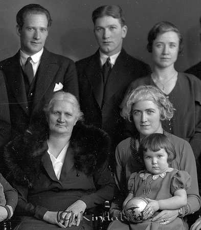 Familjen Svensson Kvarn Kisa
raja
Släktbild

raja
Främre raden till vänster modern Hilma Karolina Henriksson född 1872 i Horn.
Andra raden t h dottern Anna gift Åberg.
 Källa: Studiegruppen hembygdsgården 

raja
Andra raden: Syskonen Axel, Gunnar och Anna(Åberg)
Främre raden: Mor Hilma samt dottern Ester (Olofsson) med sin dotter Gull (Gustafsson) 
Källa: Birgitta 

Nyckelord: Svensson Kisa