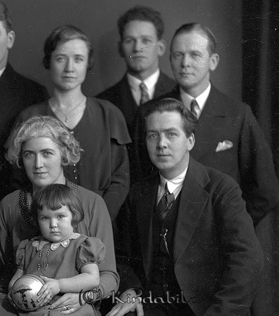 Familjen Svensson Kvarn Kisa
raja
Släktbild

raja
Främre raden en dotter gift med Hugo Jansson (sitter bredvid).
 Andra raden i mitten Knut Svensson och till höger Axel Åberg.
 Knut Svensson var en av initiativtagarna till torpinventeringen i Kisa.
 Han drev Kisa Kembar.
 Källa: Studiegruppen hembygdsgården 

raja
Främre raden: Ester och Olle Olofsson med sin dotter Gull.
Bakre raden: Syskonen Anna(Åberg) och Knut Svensson samt Annas make Axel Åberg. 
Källa: Birgitta 

Nyckelord: Svensson Kisa