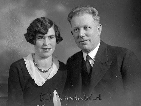 Montör Pettersson Bergdala Kisa
raja
Man och kvinna han klädd i kostym hon i klänning och med ett pärlhalsband runt halsen

raja
Elektriker David Albin Pettersson född 1894 i Långemåla med hustru Olga Anna Viola född Johansson i Dalhem socken 1907. De gifte sig 1932 och fick en dotter Maj Inger.
Källa: Gerd Pettersson 

Nyckelord: Pettersson Kisa