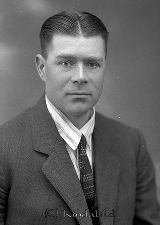 Axel Tidman Åkerdala Kisa
raja
Man klädd i vit skjorta slips och kavaj

raja
Axel Tidman var född 1893 i Vimmerby församling. Änkoman 1967.
 Han arbetade på plantskolan på Bäck. Död 1973 på Kindagård.
 Källa: Studiegruppen hembygdsgården. 
Nyckelord: Tidman Kisa