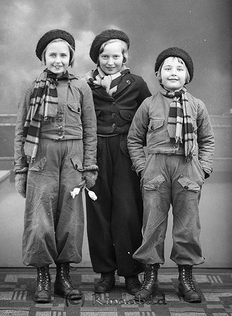 Järnhandlare Andersson Kisa
raja
Tre vinterklädda flickor

raja
Fr vänster Karin Andersson, Inga Ljungqvist och Margareta Andersson.
Flickorna Andersson döttar till järnhandlare John Andersson. 
Källa: Gerd Pettersson 

Nyckelord: Andersson Kisa