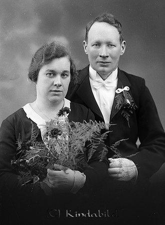 Axel Jacobsson Boxhult Kisa
raja 
Brudpar          

raja
Axel George Jakobsson född 1892 i Kisa från Boxhult och Klara Elise Dahlström född 1899 från Höganäs Skåne.
 De flyttade till Motala.
 Källa: Studiegruppen hembygdsgården 
Nyckelord: Jacobsson Kisa
