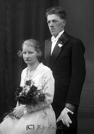 Folke Dahlgren Vånga Oppeby
raja 
Brudpar          

raja
Mars 1933 Brudparet Folke Dahlgren 19040403-19810615 från Jonsbo, Horn och hustrun Astrid 19140412-20021205 dotter till Karl och Selma Johansson, Nedre Fus. 
Källa: Sune Holgersson

Nyckelord: Dahlgren Oppeby