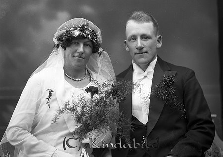 Oskar Frode Kjusebo Ulrika
raja 
Brudpar        

raja
Oskar Frode född 1899 i Gisslehult Kisa och Ester  född Gustafsson 1898 i Malexander
Källa: Kjell Zandersson

raja
Oskar Frode var son till Johan Alfred Viktor Frode och Anna Gustafsson från Kjusebo. Frans Oskar var tvilling med Elin Maria.
 Oskar var gift med Ester och bodde i Lindhaga Aneby.
 Källa: Kyrkoarkiv Kisa och Folkräkning 1970 
Källa: Gerd Pettersson
  
Nyckelord: Frode Ulrika