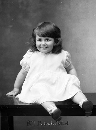 Fru Isacsson Kisa
raja
Liten flicka klädd i ljus klänning

raja
Kan det vara Karin Isaksson, dotter till Arvid Isaksson? Hon föddes 1931 i Kisa.
Karin Isaksson gifte sig med Per-Arne Ringh. 
Källa: Gerd Pettersson

Nyckelord: Isacsson Kisa