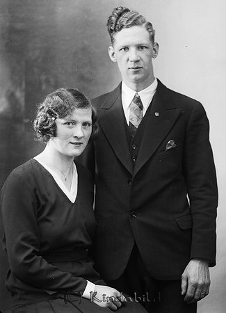 Alvar Sandelius Kölefors
raja
Man och kvinna han klädd i kostym hon i klänning

Nyckelord: Sandelius Kölefors