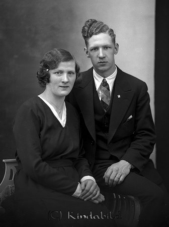 Alvar Sandelius Kölefors
raja
Man och kvinna han klädd i kostym hon i klänning

Nyckelord: Sandelius Kölefors