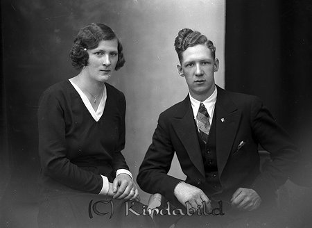 Alvar Sandelius Kölefors
raja
Man och kvinna han klädd i kostym hon i klänning

raja
Lilly Lindholm Alvar Sandelius 
Källa: Curth

Nyckelord: Sandelius Kölefors