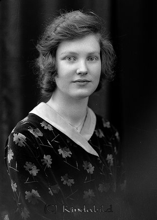 Edith Carlsson Killingevid Västra Eneby
raja
Kvinna klädd i blommig klänning med ljus krage

raja
Edit Karlsson född 1914 i Malexander. Gift med Harry Karlsson Rothult. Barn: Marianne, Solveig och Linnea. 
Källa: Gerd Pettersson 

Nyckelord: Carlsson Västra Eneby