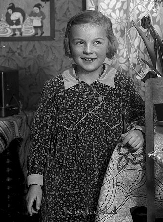 Kickan Andersson Sparbanken Kisa
raja
Flicka klädd i klänning som står bredvid ett bord med blommor

raja
Maria Helena Andersson född 1925 i Linköping dotter till kamrer
Nils Gustav Andersson född 1864 i Kisa och Maria Augusta Holmberg född 1887 i sala, död 1961 i Kisa.
Helena Andersson gifte sig med skolläraren Lennart Malmqvist.
Källa: Studiegruppen hembygdsgården. 
Nyckelord: Andersson Kisa