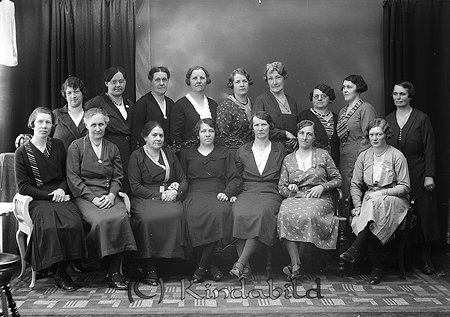 Koop Kvinnogillet
raja
Foto med 16 st kvinnor
Nyckelord: Koop Kvinnogillet