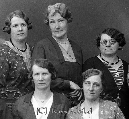 Koop Kvinnogillet
raja
Främre raden vänster Elin Svartz.
Bakre raden till höger Helga i Backasand. Hon hade matservering där i huset bakom sparbanken. I mitten står Turida Andersson (1883-1967), gift med Emil och bodde i Falerum Kalmarvägen 11 Kisa.
Källa: Studiegruppen hembygdsgården. 

raja
Tant Helga var det som serverade oss skolungdomar mat i sitt och David Johanssons hem Backasand. 
Källa: mayca

raja
Kuriosa: Emil och Turida gav varandra 50 kronor som julklapp.
De var mycket kulturellt intresserade och besökte alla föreläsningar som hölls i Kisa.
Källa: Studiegruppen hembygdsgården. 
Nyckelord: Koop Kvinnogillet