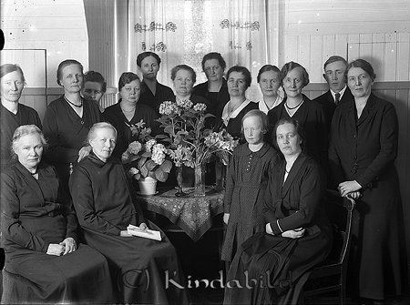 Paris Kisa
raja
Foto med 14 st kvinnor en man och en flicka
Nyckelord: Paris Kisa