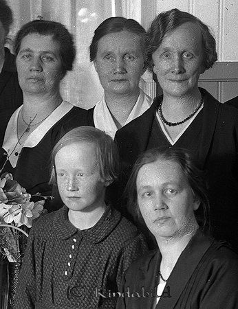 Paris Kisa
raja
Foto med fyra stycken kvinnor och en flicka

raja
Främre raden höger Judit Olsson. Hon var sömmerska.
Källa: Studiegruppen hembygdsgården. 
Nyckelord: Paris Kisa