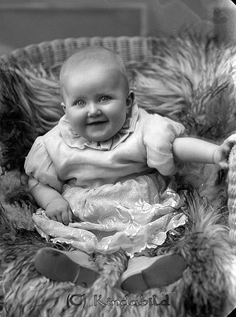 Fru Persson Tidersrum
raja
Litet barn som sitter på en fäll i en rottingstol

raja
Iris Ragnhild Evelyn Persson Tidersrum, född 15 sept 1932, dotter till John och Evelyn Persson. 
Källa: Gerd Pettersson 

Nyckelord: Persson Tidersrum