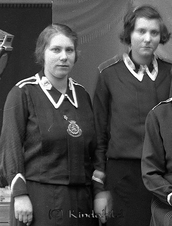Frälsningsarméns musikkår
raja
Frälsningssoldater klädda i uniform

raja
Från vänster Inga Karestig och Stina Karlsson?
Källa: Studiegruppen hembygdsgården. 
Nyckelord: Frälsningsarméns musikkår