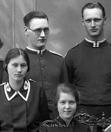 Frälsningsarméns musikkår
raja
Frälsningssoldater klädda i uniform

raja
Bakre raden till Höger Fingal Nilsson?
Källa: Studiegruppen hembygdsgården. 

raja
Fingal Nilsson var född 1915 i Kisa. Han tog namnet Nilhage, liksom en bror som var betjänt i Väsby Horn.
Fingal gifte sig 1951 och flyttade til Värmland. Han dog 1990 i Ekshärad.
Källa: Studiegruppen hembygdsgården 
Nyckelord: Frälsningsarméns musikkår