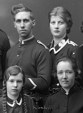 Frälsningsarméns musikkår
raja
Frälsningssoldater klädda i uniform

raja
Bakre raden fr vänster Paul Johansson och Svea Pihl.
Främre raden till vänster Rut Elvin.
Källa: Studiegruppen hembygdsgården. 
Nyckelord: Frälsningsarméns musikkår
