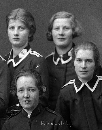 Frälsningsarméns musikkår
raja
Frälsningssoldater klädda i uniform

raja
Främre raden till höger Siri NV Karlsson
Bakre raden höger Svea Pihl.
Källa: Studiegruppen hembygdsgården. 
Nyckelord: Frälsningsarméns musikkår