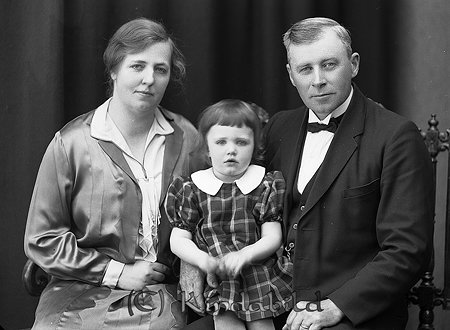 Herr Wernberg Björkfors
raja
Far och mor med sin dotter 

raja
Erik och Ellen Värnberg med dottern Inger född 1931
 Ellen Värnberg var barnmorska och Erik startade taxirörelse i Björkfors.
 Ellen var född 1901 i Jonsbergs församling och avled 1994 i Horn. Erik Wärnberg var född 1887 i Björsäters församling i Skaraborgs län och avled 1975 i Horn.
 Källa: Studiegruppen hembygdsgården och Sv dödbok. 
Nyckelord: Wernberg Björkfors