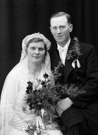 Albin Johansson Stubbetorp Horn
raja 
Brudpar          

raja
Albin Johansson (1891-1979) och Märta född Svensson ( 1908-1941 ) Stubbetorp. Tog namnet Vilén efter Albins mors flicknamn. Föräldrarna hette Axel Peter Johansson och Hilda Amalia Vilén född 1863 i Veta socken.
 De hade en son Sven Axel född 1935.
 Källa: Studiegruppen Horn 
Nyckelord: Johansson Horn