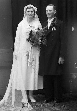 Albin Johansson Stubbetorp Horn
raja 
Brudpar          

raja
Johan Albin Johansson arrendator i Stubbetorp och Märta Fredrika Linnea Svensson tjänarinna från samma ställe. Märta var född 1908 och dog 1941 i Olofsboda Stubbetorp.
Källa: Sv dödbok 
Källa: Gerd Pettersson 
Nyckelord: Johansson Horn