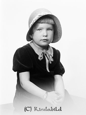 Britt Carlsson Sjödala Kisa
raja
Flicka klädd i hatt och kortärmad klänning

raja
Gullbritt Viola Karlsson född 1929 i Kisa. Kallad Britt, gift med Bertil Samuelsson Kisa. 
Källa: Gerd Pettersson 
 

Nyckelord: Carlsson Kisa