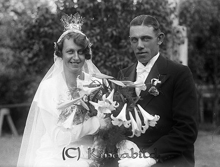 Carl Svensson Falla Horn
raja 
Brudpar          

raja
Sven Karl Ragnar Svensson född 1907, arrendator i Falla och Gunhild Margareta Johansson född 1907 från Lönningehult.
1970 bor de i Småbäck Opphem. Karl Svensson dog 1974 i Småbäck.
Källa: Vigselbok Horn 
Källa: Gerd Pettersson

Nyckelord: Svensson Horn