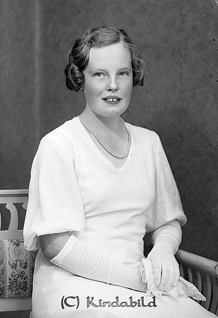 Marianne Jonsson Kisa
raja
Konfirmationsfoto

raja
Marianne Jonsson, dotter till "Ko-Valle". Han var kreaturshandlare och bodde i Nilsborg Enebygatan. Marianne arbetade på telegrafen i Kisa.
Källa: Studiegruppen hembygdsgården. 
Nyckelord: Jonsson Kisa