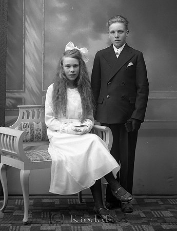 Anna-Lisa och Erik Jakobsson Kisa
raja
Konfirmationsfoto

raja
Anna-Lisa och Erik Jakobsson från Ängstorp.
Anna-Lisa var 1918 och Erik 1919. De var äldst i syskonskara om 12.
Sonen Lars berättar att det blev 12 barn på 18 år.
Källa: Studiegruppen hembygdsgården. 
Nyckelord: Jakobsson Kisa