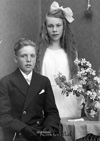 Anna-Lisa och Erik Jakobsson Kisa
raja
Konfirmationsfoto

raja
Anna-Lisa och Erik Jakobsson från Ängstorp.
Anna-Lisa var 1918 och Erik 1919. De var äldst i syskonskara om 12. 
Källa: Gerd Pettersson 
 

Nyckelord: Jakobsson Kisa