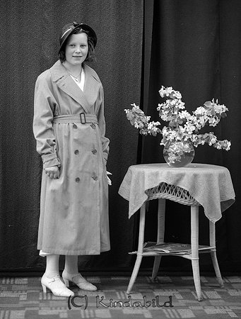 Britta Dahlberg Brokullen Kisa
raja
Konfirmationsfoto

raja
Britta Dahlberg från Brokullen.
Hon arbetade på Fabs =Fabriksboden (Nuvarande Sandströms Mode i Kisa)
Källa: Studiegruppen hembygdsgården 
Nyckelord: Dahlberg Kisa