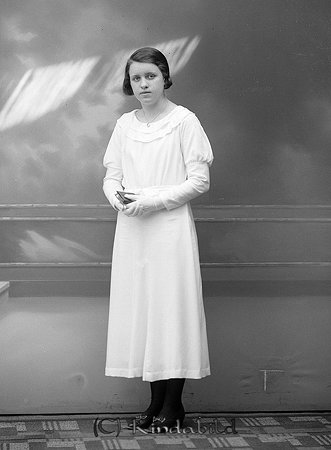Margit Andersson Slätmon
raja
Konfirmationsfoto

raja
Margit Andersson Ådala affär Slätmon. Hon var född 1918 och dotter till handlanden Herman Andersson och Julia Israelsson.
Syskon till Margit var:
Inge född 1913
Janne född 1914, arbetade på Kisa Järn och Redskap
Ingrid född 1916. 
Källa: Gerd Pettersson 

Nyckelord: Andersson Slätmon