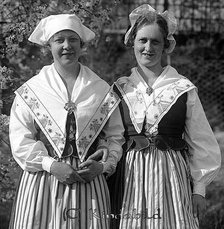 Häradsskrivare Nordenborg Medaljutdelning
raja
Två kvinnor klädda i folkdräkt

raja
Till höger Vera Sandberg, Forså.
Källa: Studiegruppen hembygdsgården 
Nyckelord: Nordenborg Kisa