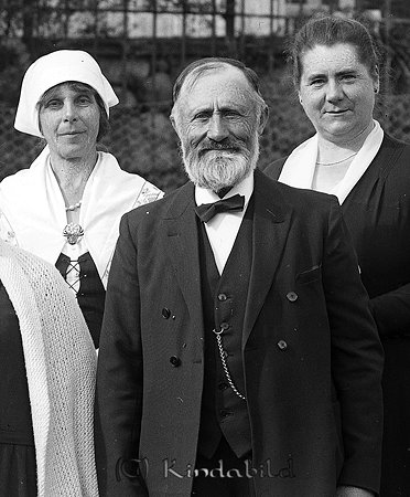 Häradsskrivare Nordenborg Medaljutdelning
raja
En samling mäniskor som står vid sidan av ett blomande bärträd

Nyckelord: Nordenborg Kisa