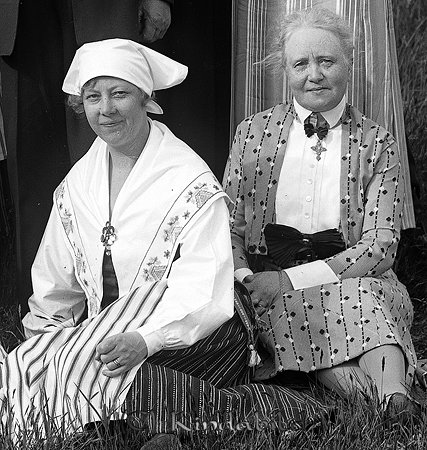Häradsskrivare Nordenborg Medaljutdelning
raja
En samling mäniskor som står vid sidan av ett blomande bärträd

raja
Till höger fröken Ingrid Sofia Augusta Toll. Fröken Toll var född 1875 i Ödsmål Bohuslän. Hon lät bygga huset Höganloft uppe på Borgarberget bakom Sparbanken. Syster Edit Bengtsson var delägare i huset. Fröken Toll arbetade på Östgötabanken.
Hon avled 1957 i Kisa.
Källa: Studiegruppen hembygdsgården och Sv dödbok. 
Nyckelord: Nordenborg Kisa