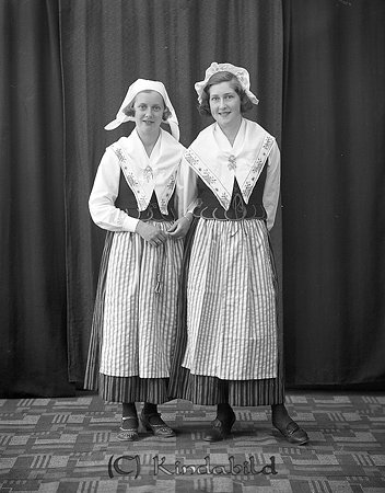 Flickorna Nilsson Mulleborg Kisa
raja
Två kvinnor klädda i folkdräkt

raja
Geisner Nilsson systrar fr vänster Lilly och Eivor.
Barn till Målare Nilsson Mulleborg Kisa.
Källa: Studiegruppen hembygdsgården 
Nyckelord: Nilsson Kisa