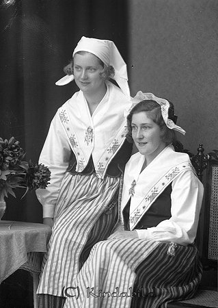 Flickorna Nilsson Mulleborg Kisa
raja
Två kvinnor klädda i folkdräkt

Nyckelord: Nilsson Kisa